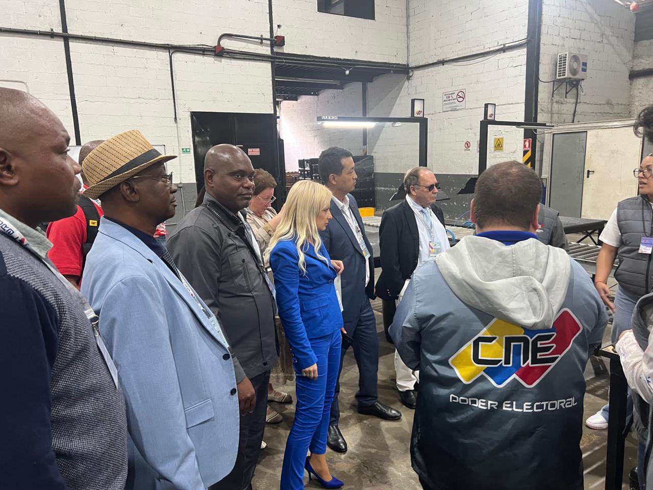 Venezuelanos vão às urnas para eleger a Assembleia Nacional e Governadores Regionais.